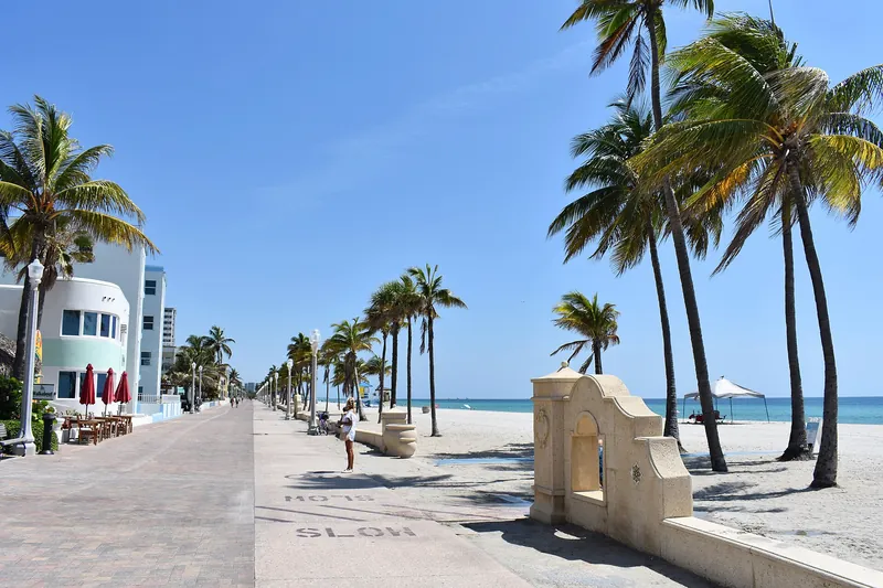 El Broadwalk de Hollywood Beach, Florida